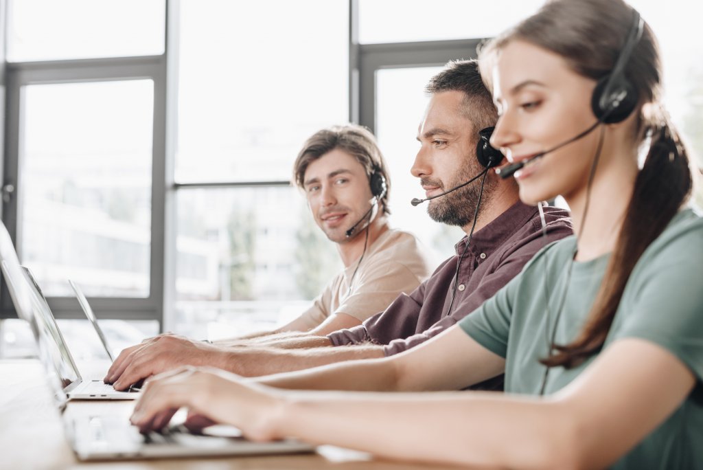 Analiștii de servicii din call center-uri, printre cei mai căutați la Cluj. Pot câștiga peste 1.000 euro/lună