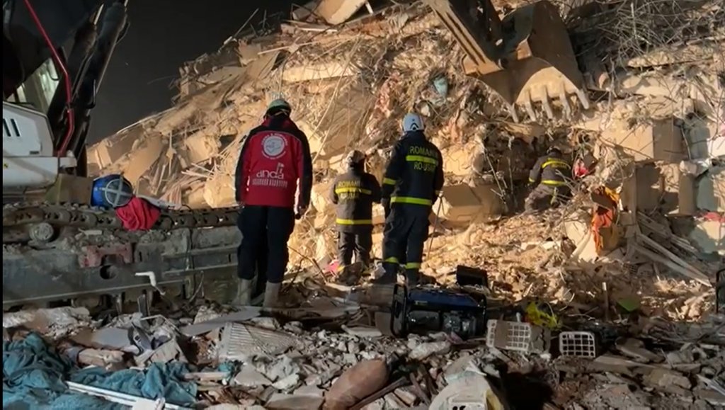 Cutremur Turcia: Un echipaj din România a salvat o femeie de sub dărâmături