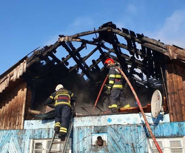 Eroi în timpul liber. O familie cu doi copii dintr-un județ vecin a fost salvată de la incendiu de 5 pompieri care și-au terminat tura