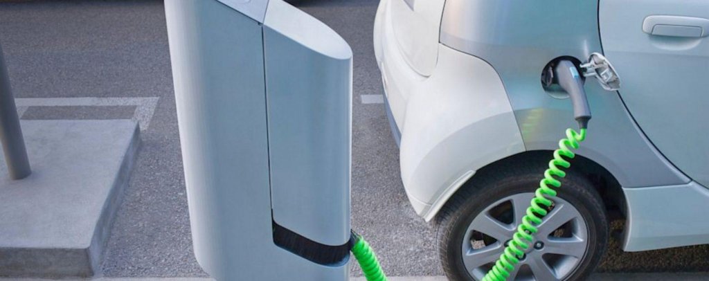 Prețurile mașinilor electrice ar putea ajunge la nivelul celor pe benzină în 2023