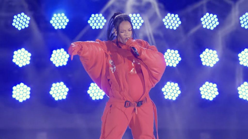 Rihanna a făcut show la Super Bowl. Artista e din nou însărcinată