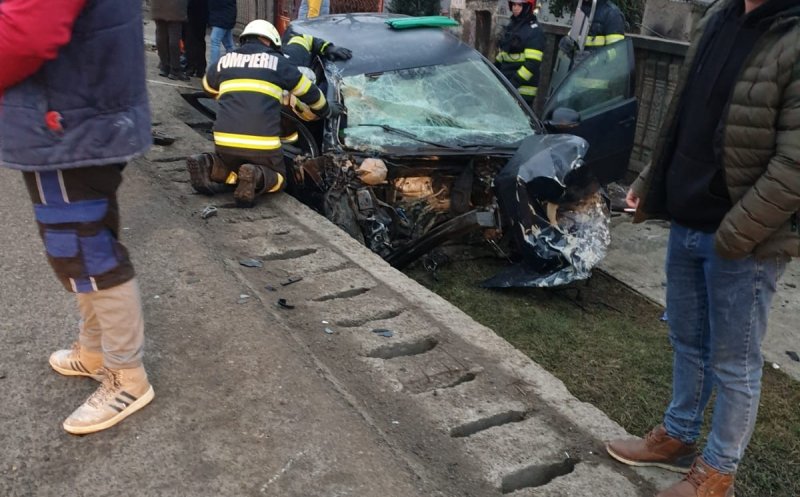 ACCIDENT în Răscruci cu victimă încarcerată. Mașină, făcută praf de un tir