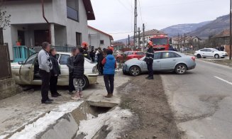 Accident cu două mașini pe un drum din Cluj. Intervin echipaje ISU/ Trei răniți, printre care și o fată de 15 ani
