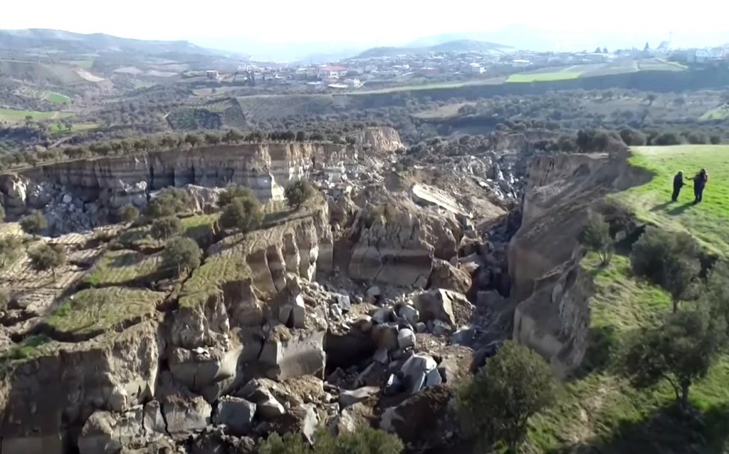 Falie uriașă după cutremurul din Turcia. Livadă de măslini transformată în canion