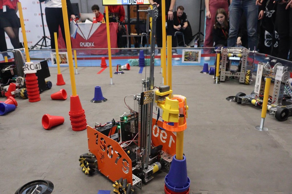 Roboții construiți de liceeni din Cluj se duelează în meciuri demonstrative. Tinerii vor să ajungă în America la turneul internațional
