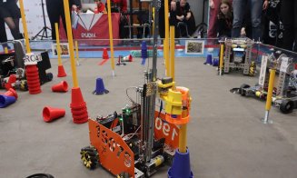 Roboții construiți de liceeni din Cluj se duelează în meciuri demonstrative. Tinerii vor să ajungă în America la turneul internațional