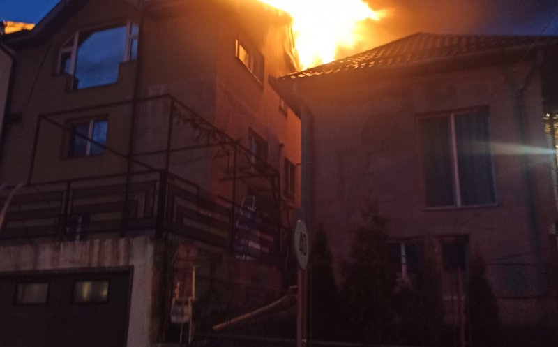 INCENDIU în Cluj-Napoca: Casă cu etaj, în flăcări. Focul s-a extins și la casa vecinilor / Cauza incendiului