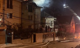 INCENDIU în Cluj-Napoca: Casă cu etaj, în flăcări. Focul s-a extins și la casa vecinilor
