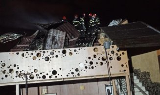 INCENDIU în Cluj-Napoca: Casă cu etaj, în flăcări. Focul s-a extins și la casa vecinilor