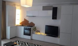 Noul „open space” hibrid într-un apartament din Cluj: „Îți sare uleiul pe televizor” / „E foarte usor să gătești de pe YouTube”
