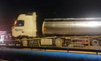 ACCIDENT în Cluj-Napoca. O autocisternă ajuns pe contrasens, în podul de pe Oaşului