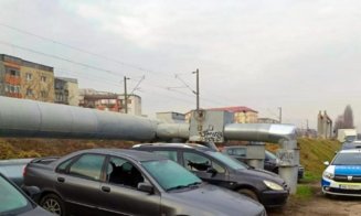 Dezastru pe o stradă din Cluj, zeci de mașini au fost vandalizate / Doi tineri, reținuți de poliție