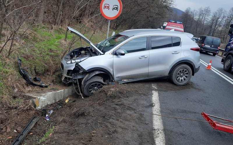 Accident pe Cluj - Oradea. O mașină s-a înfipt într-un cap de pod