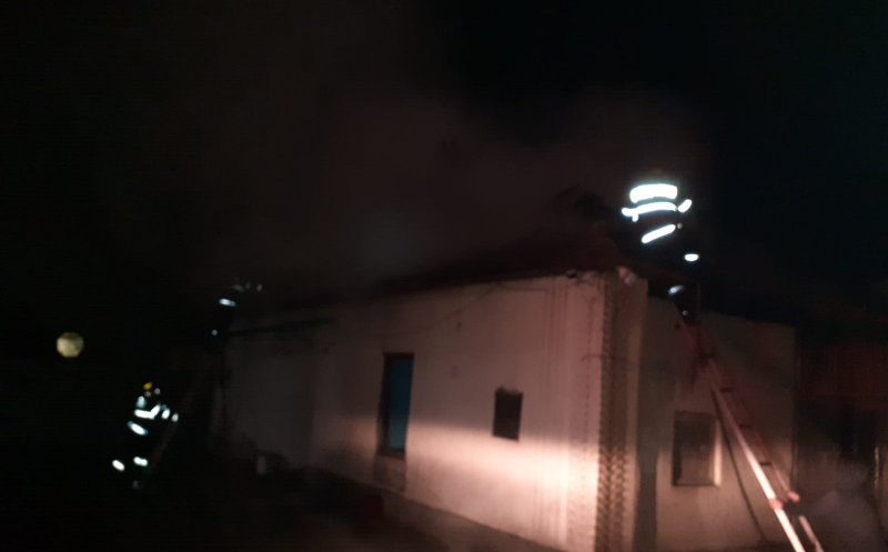 Incediu în județul Cluj. Acoperișul unei case a luat foc