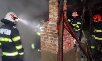 Incendiu într-o gospodărie din Cluj. Au intervenit pompierii și un echipaj SMURD