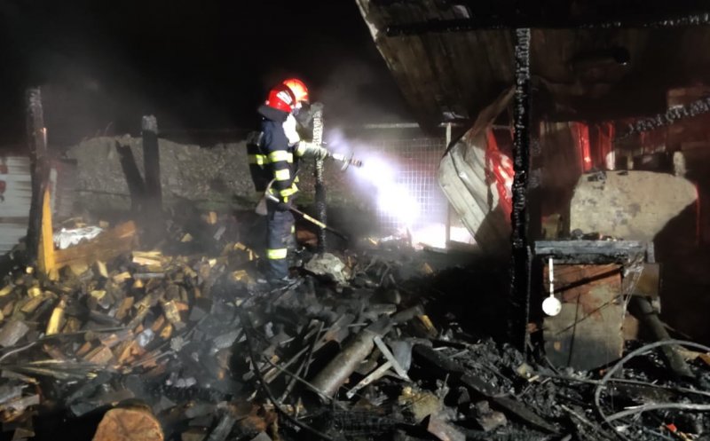 Incendiu Cluj: Bucătărie de vară, făcută scrum. Pompierii au reușit să salveze casa