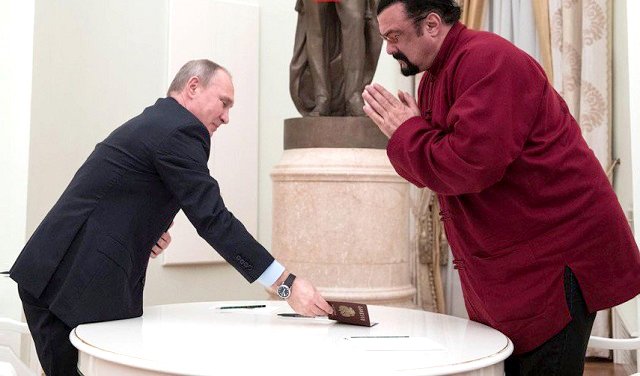 Putin, l-a decorat pe uriaşul său "prieten", Steven Seagal, prin decret prezidenţial