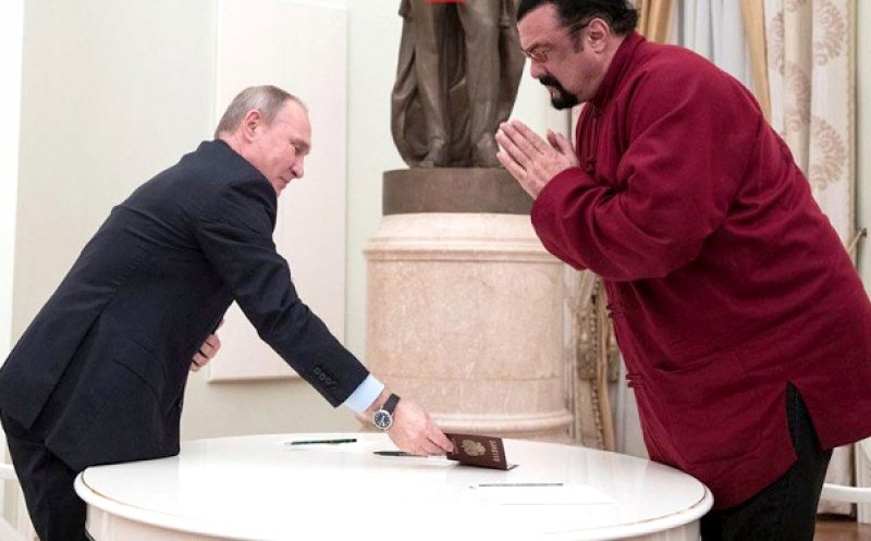 Putin, l-a decorat pe uriaşul său "prieten", Steven Seagal, prin decret prezidenţial