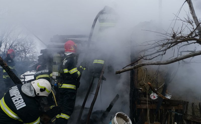 Casă din Cluj, cuprinsă de flăcări. Intervin pompierii și un echipaj SMURD/ Un bărbat, transportat la spital