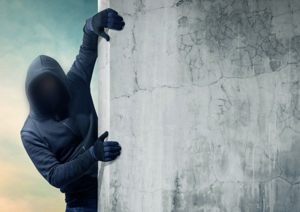 Atenție la hoții ”ninja” din Mănăștur. Intră la furat peste voi, în case