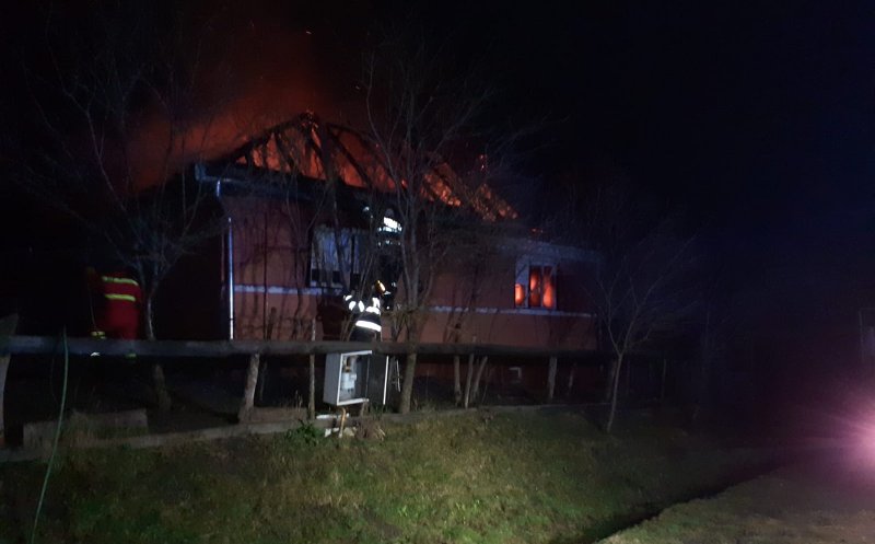 INCENDIU la o casă din judeţul Cluj. Flăcările au distrus acoperişul / De la ce a pornit focul