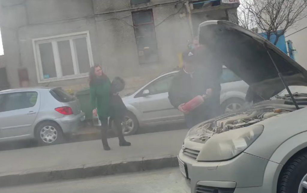Motorul unei mașini a luat foc pe o stradă din Cluj-Napoca. Șoferii au oprit pentru a da o mână de ajutor