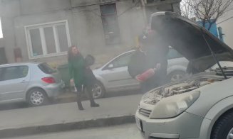 Motorul unei mașini a luat foc pe o stradă din Cluj-Napoca. Șoferii au oprit pentru a da o mână de ajutor
