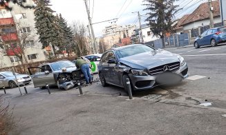 ACCIDENT în Cluj-Napoca între două "Merţane". Cu amiabila pe capota făcută praf