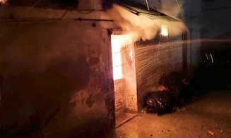 Bărbat CARBONIZAT în interiorul unei case mistuite de flăcări