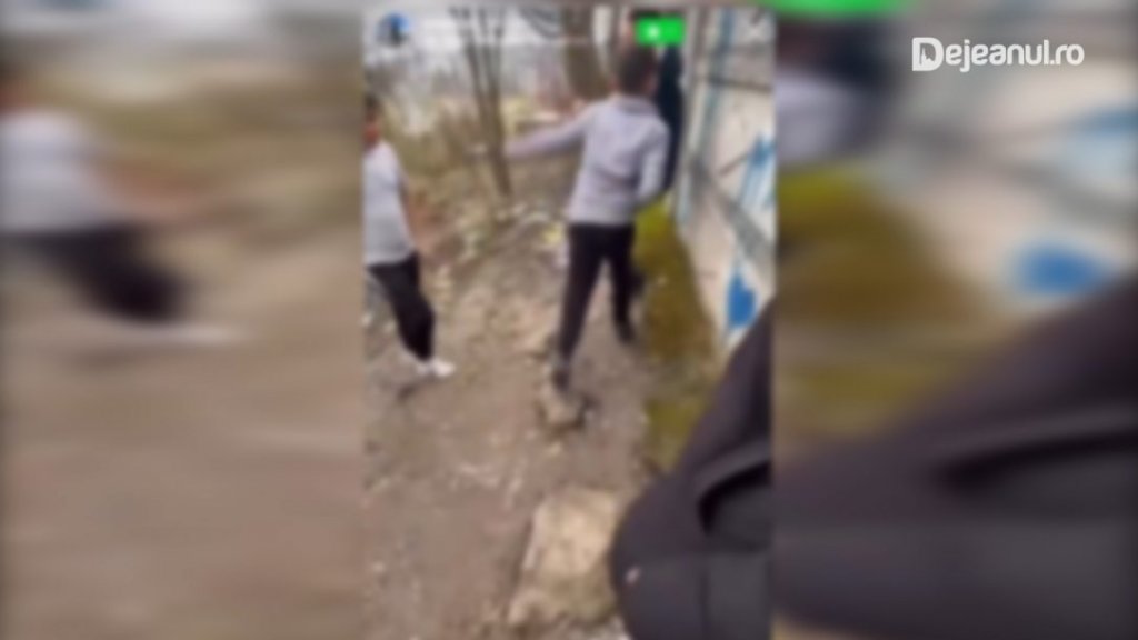 VIDEO. Scene îngrozitoare surprinse în Dej. Un copil este lovit fără milă cu pumni și picioare