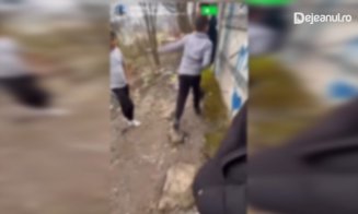 VIDEO. Scene îngrozitoare surprinse în Dej. Un copil este lovit fără milă cu pumni și picioare