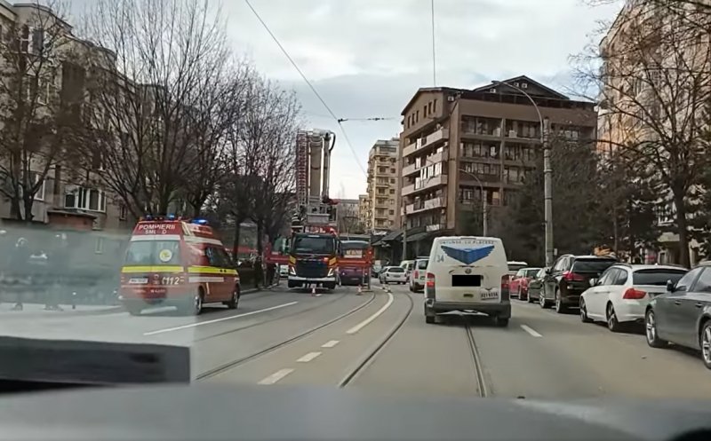 Pompierii clujeni au salvat o tânără care ar fi amenințat că se aruncă de la etaj