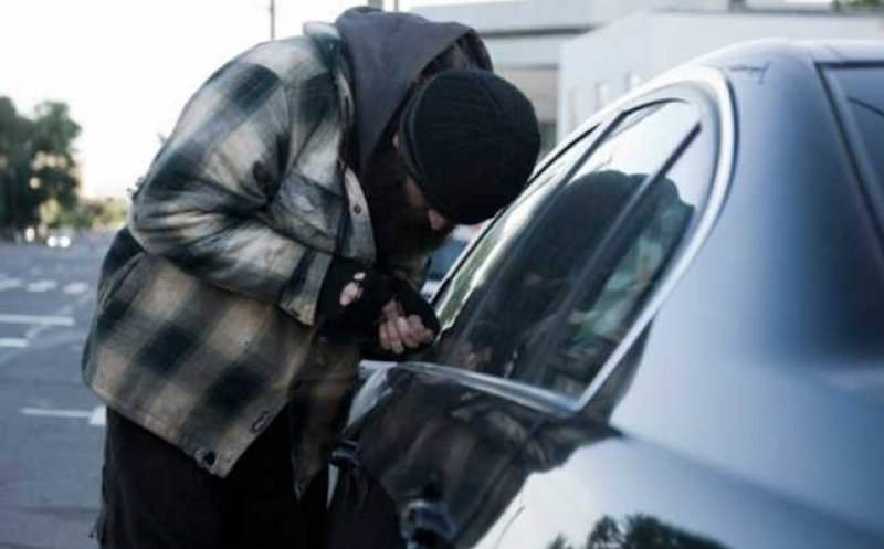 Mașină furată în județul Cluj. Poliția a arestat doi dintre cei patru hoți, unul dintre ei MINOR
