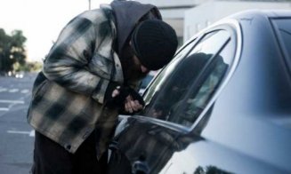 Mașină furată în județul Cluj. Poliția a arestat doi dintre cei patru hoți, unul dintre ei MINOR