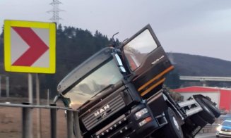 Camion RĂSTURNAT pe breteaua de urcare de la Gilău pe Autostrada Transilvania