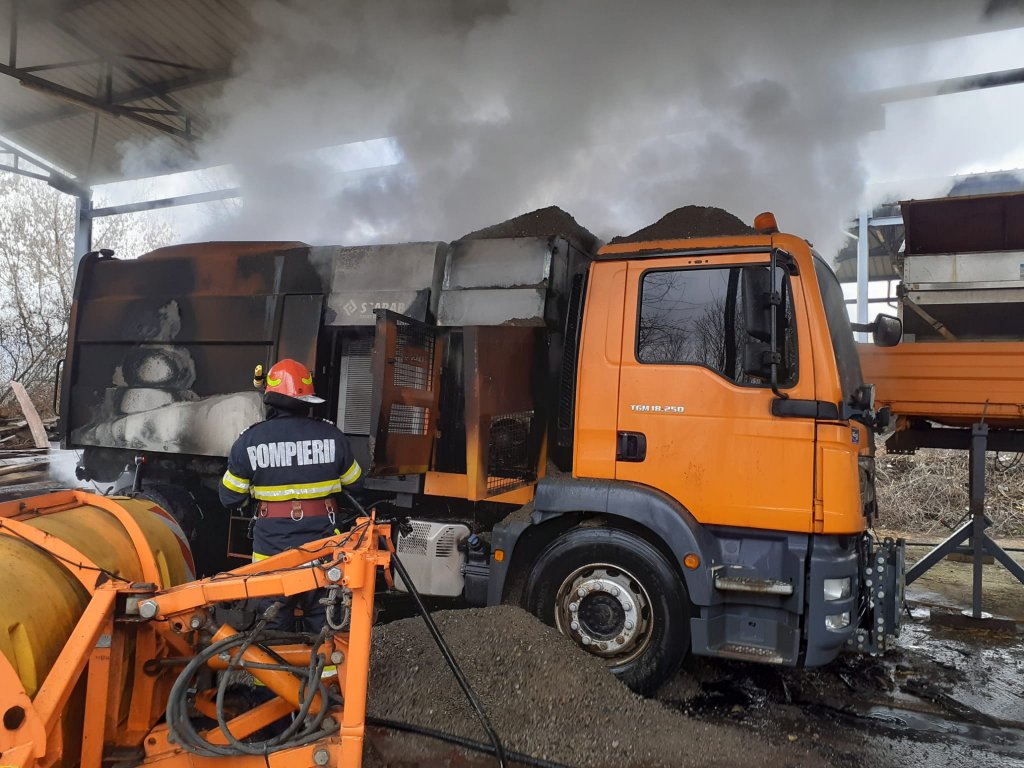 Daună totală! O mașină de salubritate a luat foc la Dej