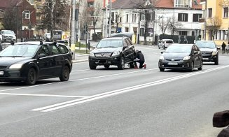 Reparaţii auto în mijlocul bulevardului cu 4 benzi din Cluj-Napoca. "Pentru că poate..."
