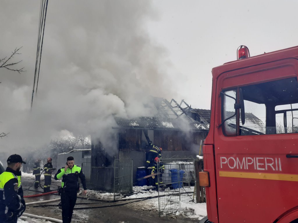 Incendiu puternic în Huedin. 10 pompieri s-au chinuit mai bine de două ore cu focul. Care a fost cauza