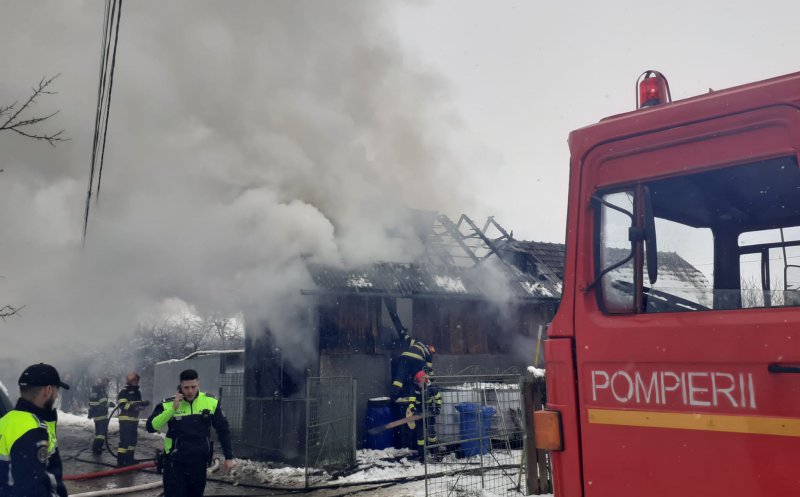 Incendiu puternic în Huedin. 10 pompieri s-au chinuit mai bine de două ore cu focul. Care a fost cauza