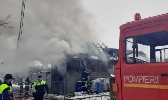 Incendiu puternic în Huedin. 10 pompieri s-au chinuit mai bine de două ore cu focul. Care a fost cauza