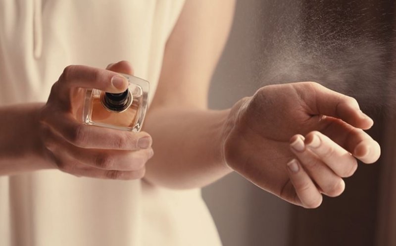 ANPC a găsit o substanţă interzisă în mai multe parfumuri