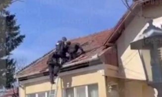 Cum a reușit poliția să captureze americanul care urcase pe acoperișul casei. Bărbatul își sechestrase nevasta