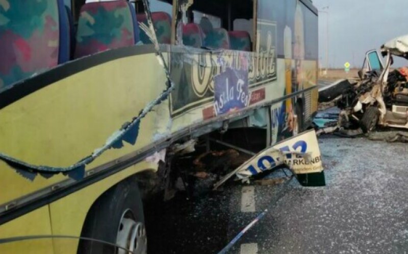 Dramă pe șosea! 19 persoane au murit în accident rutier, după ce autobuzul în care se aflau a făcut explozie la cauciuc