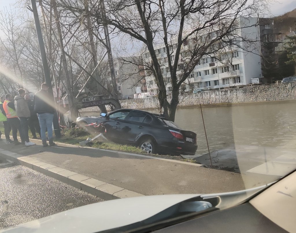 Autoturism "eșuat" pe malul Someșului, aproape de Cluj Arena. Doar un copac l-a oprit pe șofer să ajungă în apă
