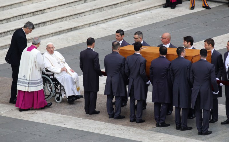 Cine moștenește averea papei Benedict al XVI-lea. Dacă acceptă ar putea intra direct la proces