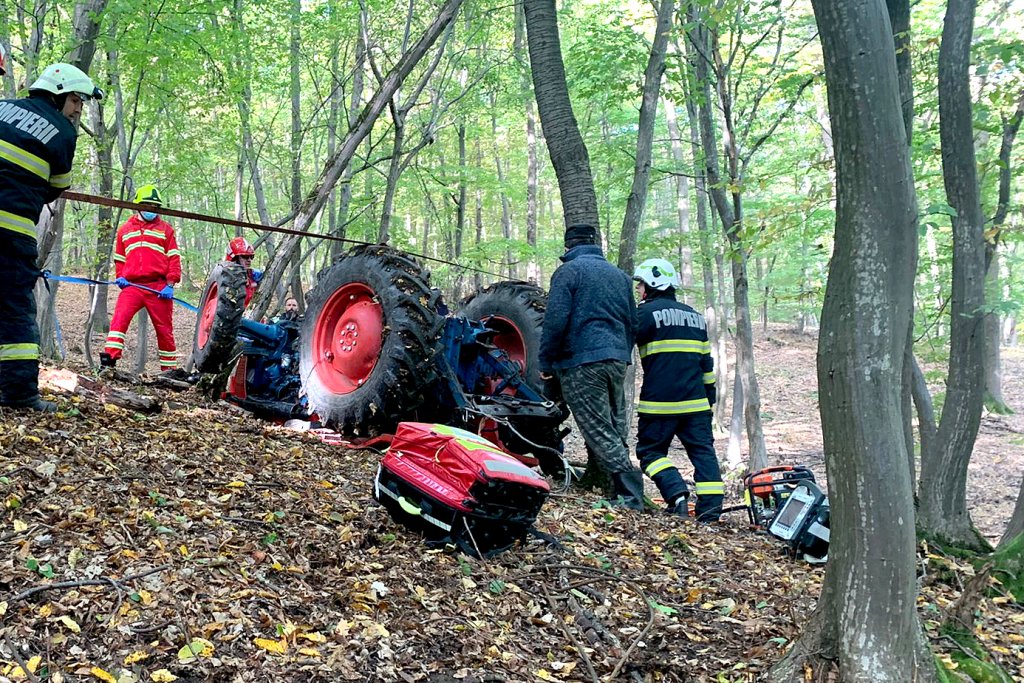 Bărbat STRIVIT de un tractor într-o pădure din Băişoara