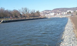 SOS Cluj cere reinstalarea barierei plutitoare pentru deșeuri pe Someș