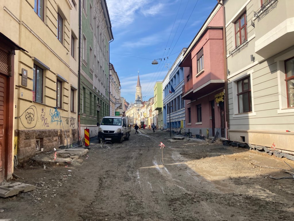 Noroi, gropi și fără pasaje pietonale pe șantierul de pe Iuliu Maniu. Ar trebui să fie gata în vara / Afacerile de pe stradă, în pierdere
