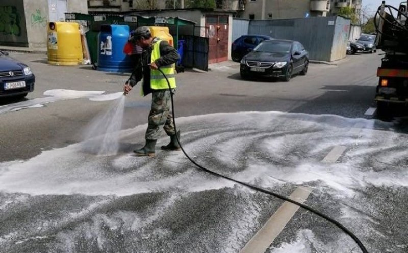 Continuă spălarea străzilor din Cluj-Napoca. Pe străzi se dă cu detergent în acest weekend