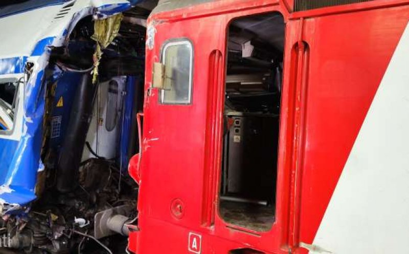 Dosar penal după accidentul feroviar de sâmbătă, soldat cu un deces și trei răniți/ Acul vitezometrului locomotivei a rămas blocat la 75 km/h